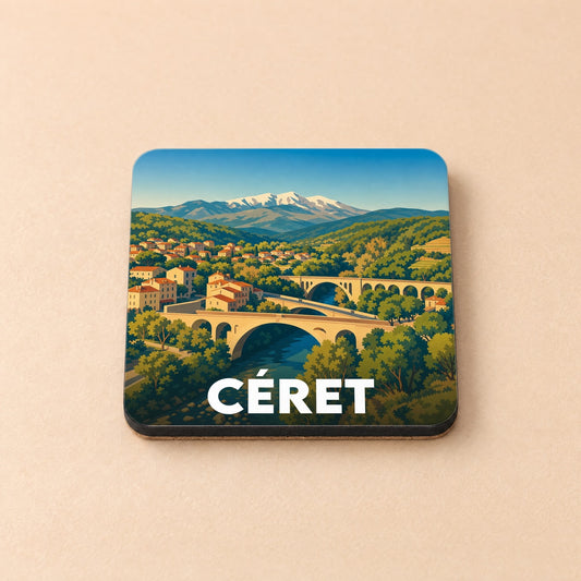 Dessous de verre souvenir de la ville de Céret avec une illustration stylisée de ses ponts et des montagnes.