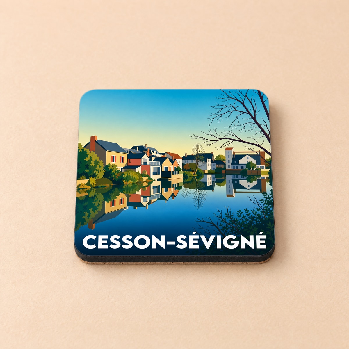 Dessous de verre souvenir de la ville de Cesson-Sévigné avec une illustration stylisée de maisons au bord de l'eau.