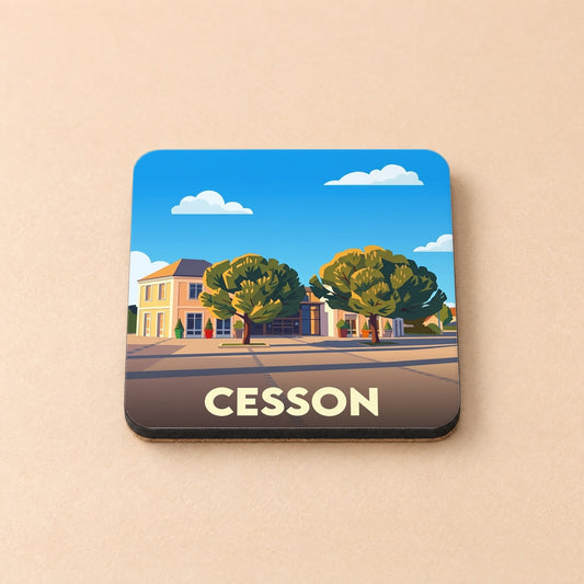 Dessous de verre souvenir de la ville de Cesson avec une illustration stylisée d'une place ensoleillée.