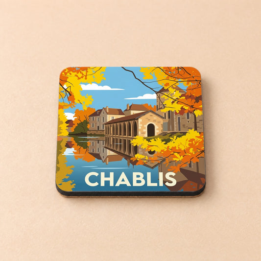 Dessous de verre souvenir de la ville de Chablis avec une illustration stylisée d'un paysage automnal au bord de l'eau.