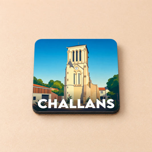Dessous de verre souvenir de la ville de Challans avec une illustration stylisée de son église.