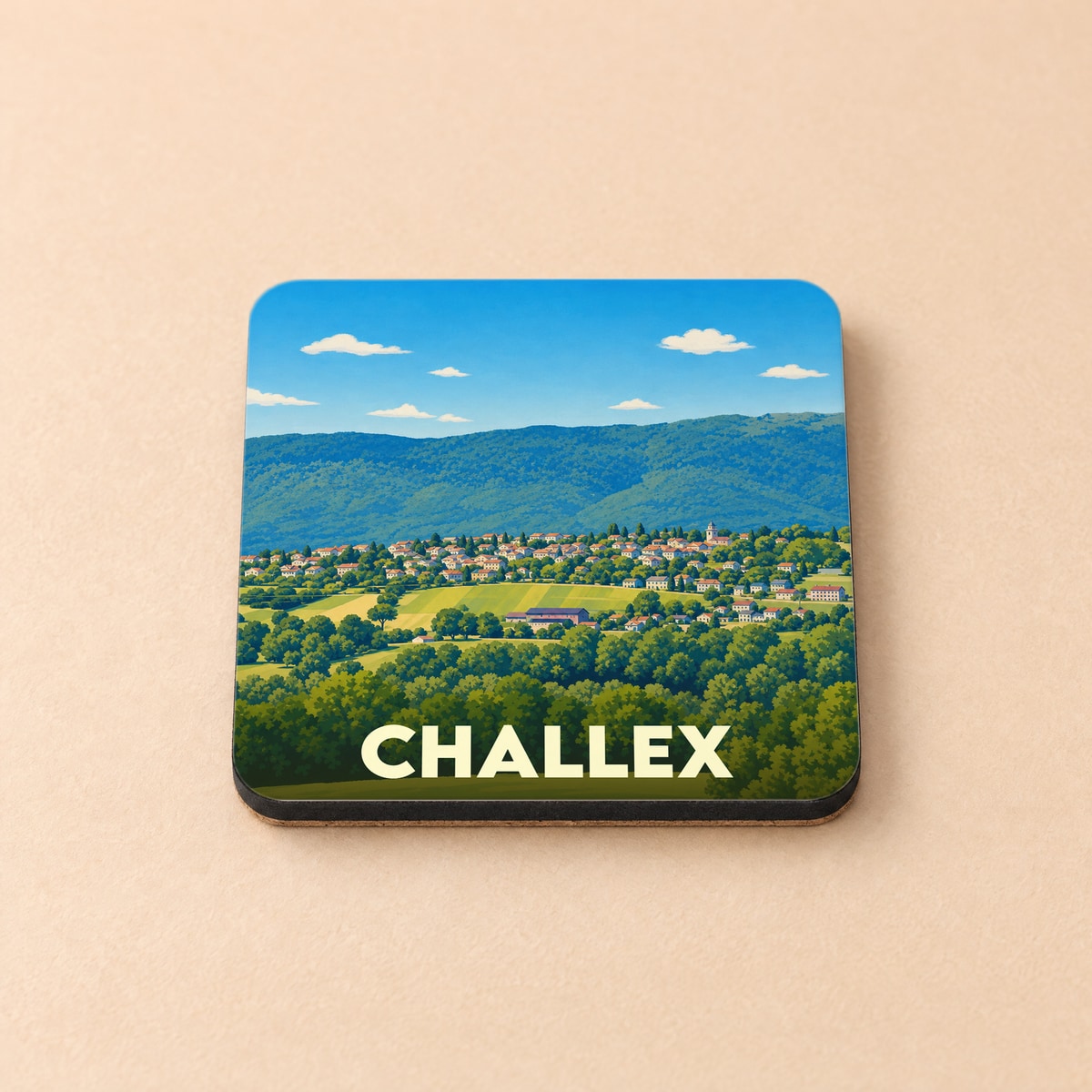 Dessous de verre souvenir de la ville de Challex avec une illustration stylisée de son paysage vallonné.