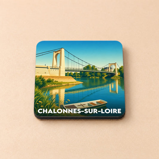 Dessous de verre souvenir de la ville de Chalonnes-sur-Loire illustré d'un pont suspendu surplombant la Loire.