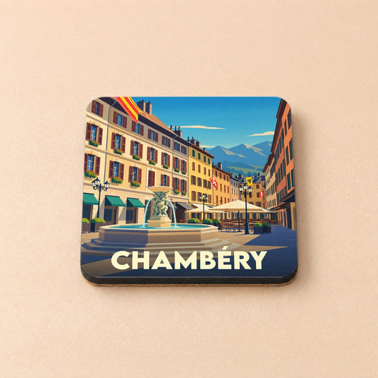 Dessous de verre souvenir de la ville de Chambéry avec une illustration stylisée d'une place ensoleillée et sa fontaine.