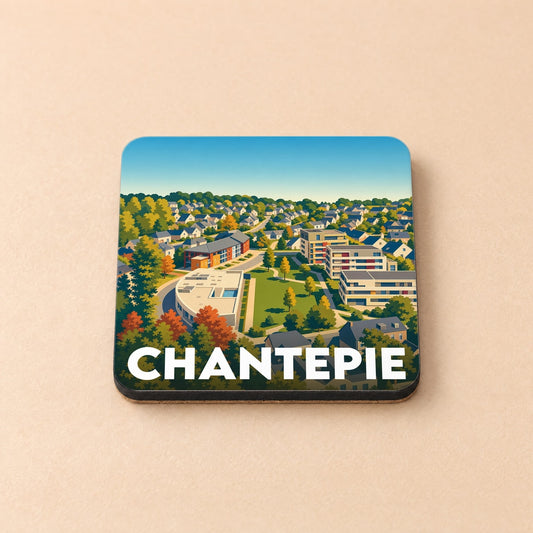 Dessous de verre souvenir de la ville de Chantepie orné d'une illustration urbaine stylisée et colorée.