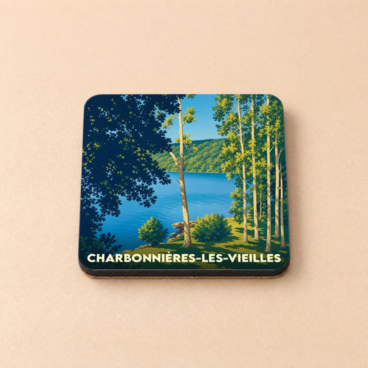 Dessous de verre souvenir de la ville de Charbonnières-les-Vieilles avec une illustration stylisée d'un lac bordé de forêt.