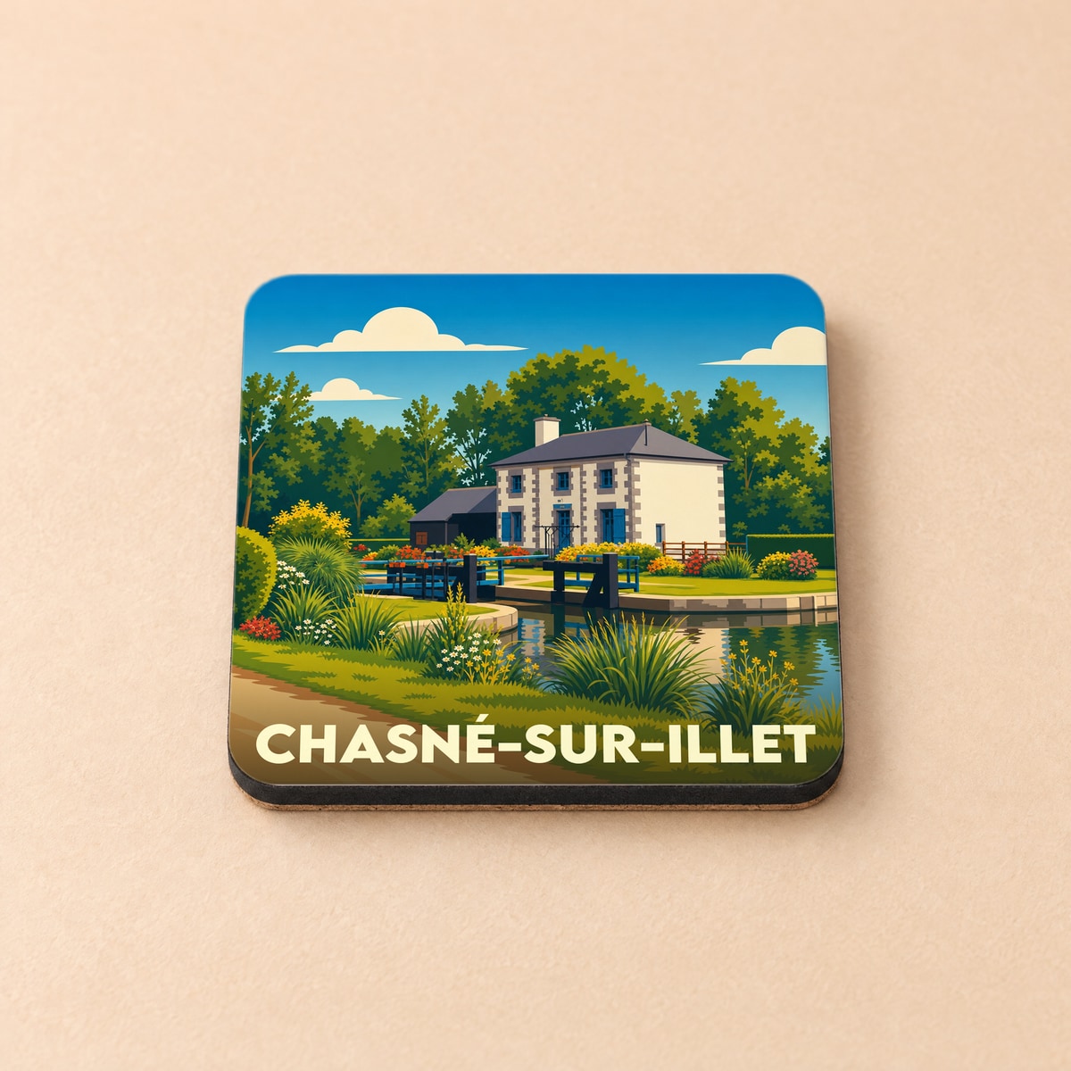 Dessous de verre souvenir de la ville de Chasné-sur-Illet avec une illustration stylisée d'une maison d'écluse.