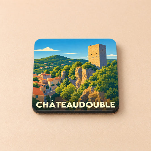 Dessous de verre souvenir de la ville de Châteaudouble avec une illustration stylisée de son village et de sa tour médiévale.
