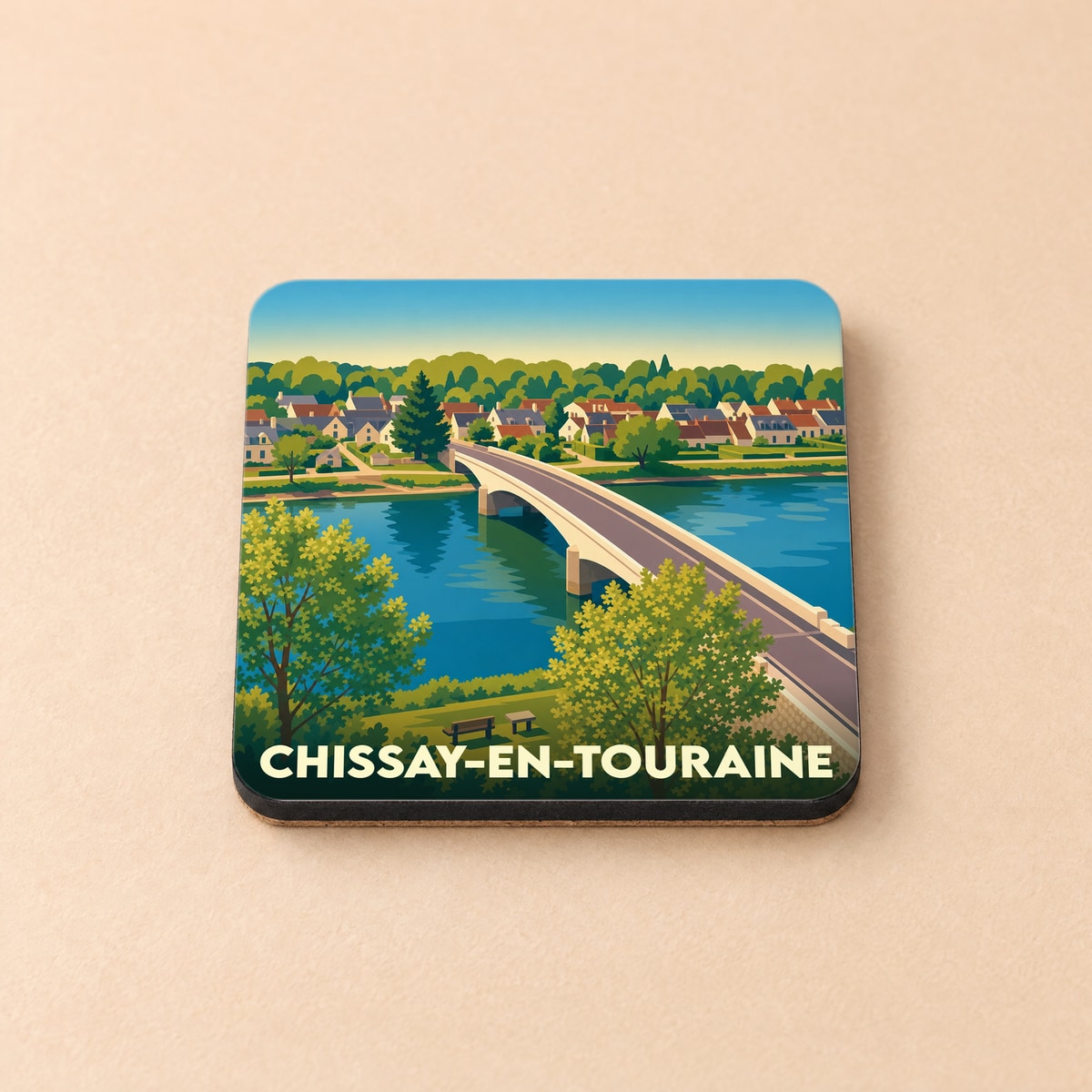 Dessous de verre souvenir de Chissay-en-Touraine avec une illustration stylisée d'un pont traversant le Cher.