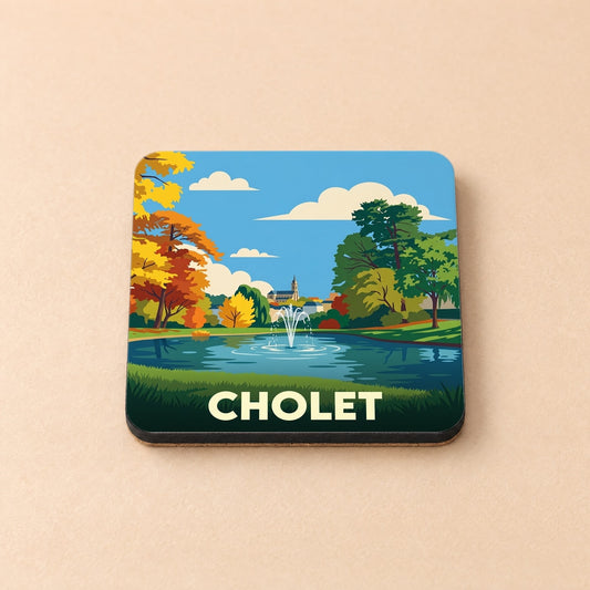 Dessous de verre souvenir de la ville de Cholet illustrant un parc boisé avec un étang et un jet d'eau.