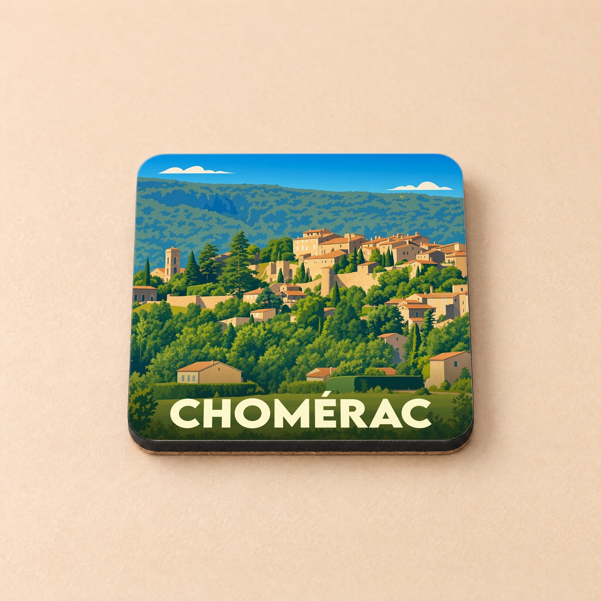 Dessous de verre souvenir de la ville de Chomérac avec une illustration stylisée de son paysage vallonné.