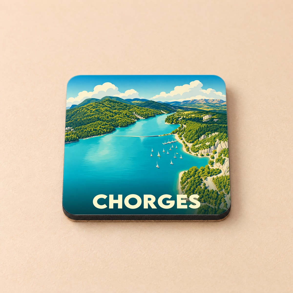 Dessous de verre souvenir de la ville de Chorges illustrant le lac de Serre-Ponçon dans un style rétro.