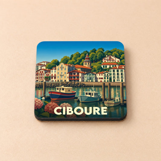 Dessous de verre souvenir de la ville de Ciboure avec une illustration stylisée de son port et de son architecture typique.