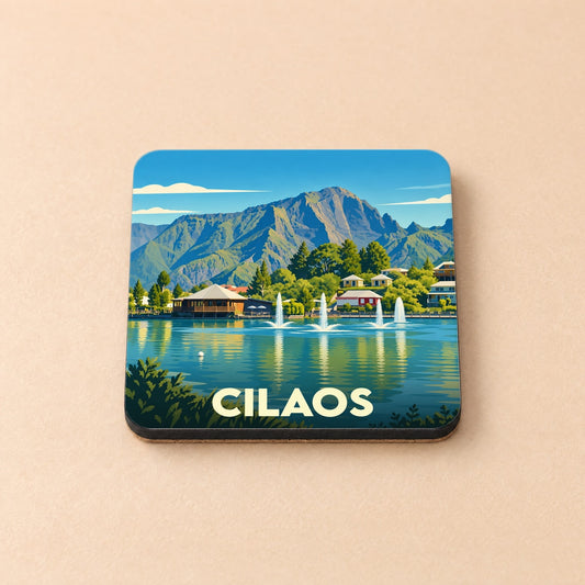 Dessous de verre souvenir de la ville de Cilaos avec une illustration stylisée de son lac et de ses montagnes.