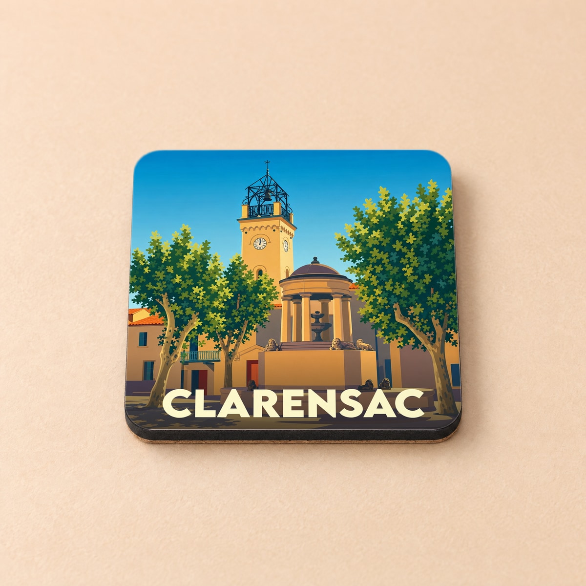 Dessous de verre souvenir de la ville de Clarensac avec une illustration stylisée de sa tour de l'horloge et de sa fontaine.