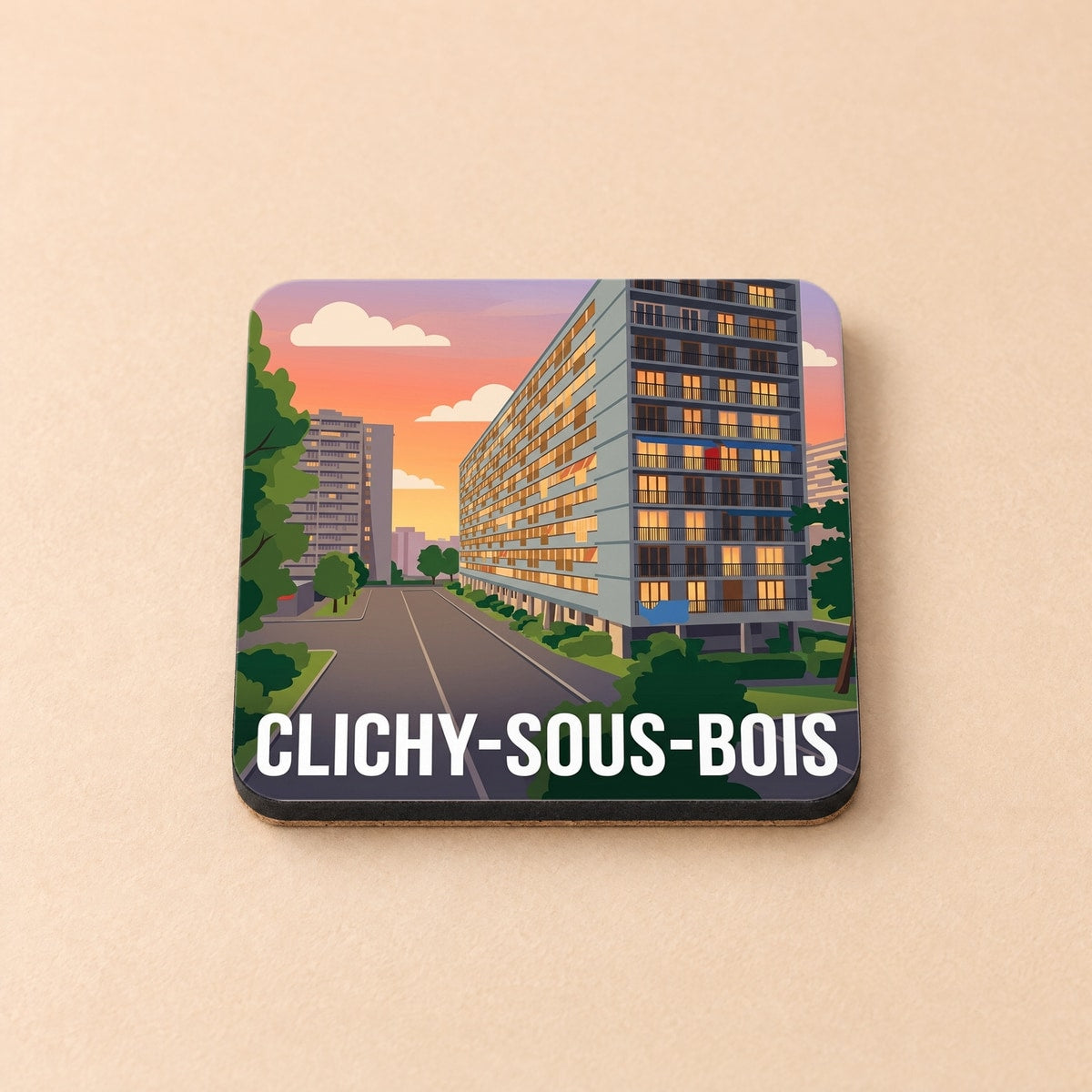 Dessous de verre souvenir de la ville de Clichy-sous-Bois avec une illustration stylisée de grands ensembles résidentiels au coucher du soleil.