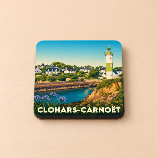 Dessous de verre souvenir de la ville de Clohars-Carnoët avec une illustration stylisée d'un phare et de la côte.