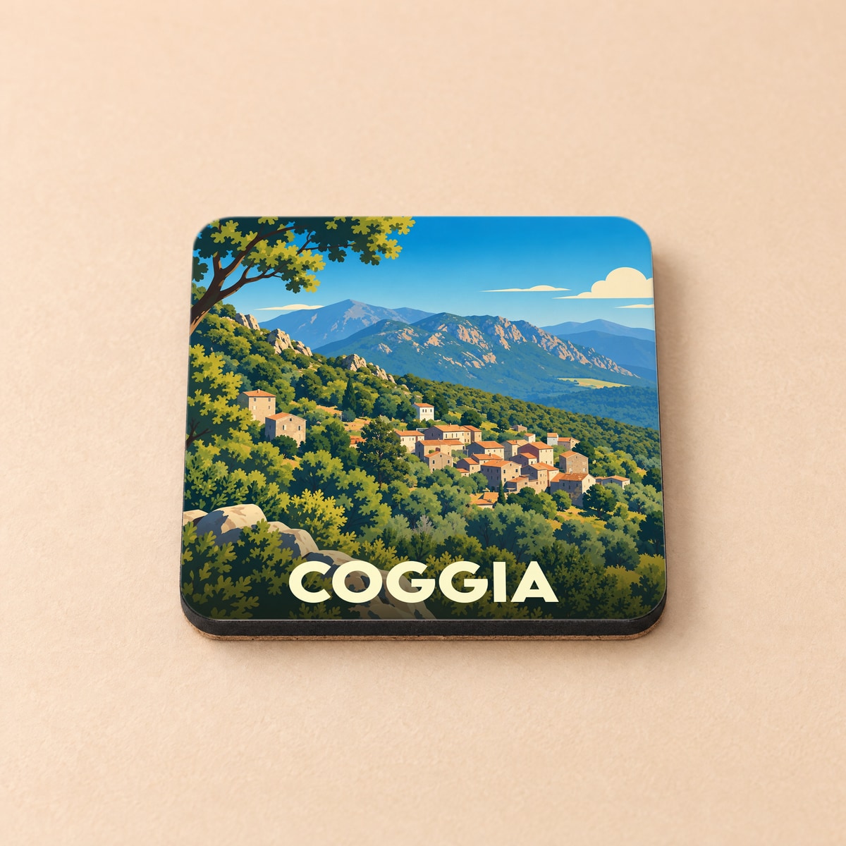 Dessous de verre souvenir de la ville de Coggia arborant une illustration stylisée d'un village de montagne.