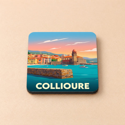 Dessous de verre souvenir de la ville de Collioure avec une illustration stylisée de son port au coucher du soleil.