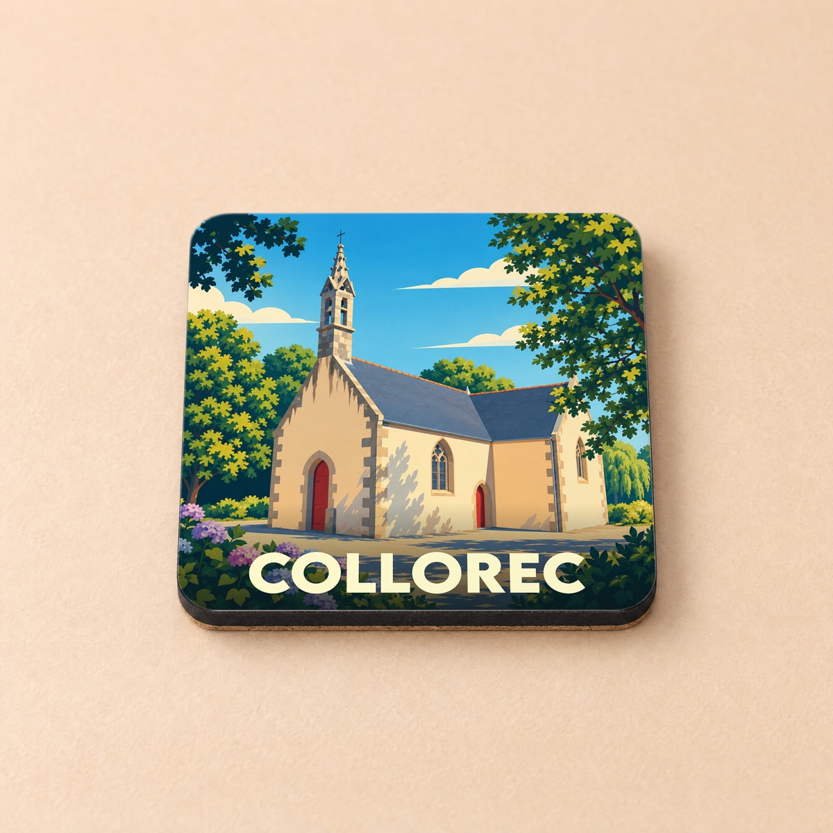 Dessous de verre souvenir de la ville de Collorec avec une illustration stylisée de son église.
