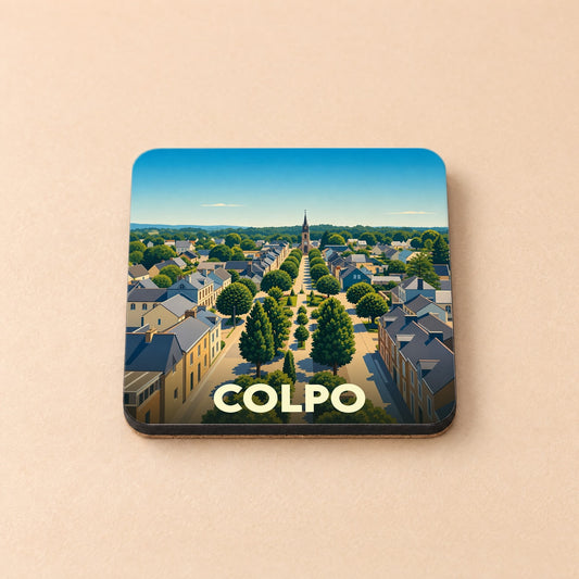Dessous de verre souvenir de la ville de Colpo avec une illustration stylisée d'une avenue arborée menant à une église.