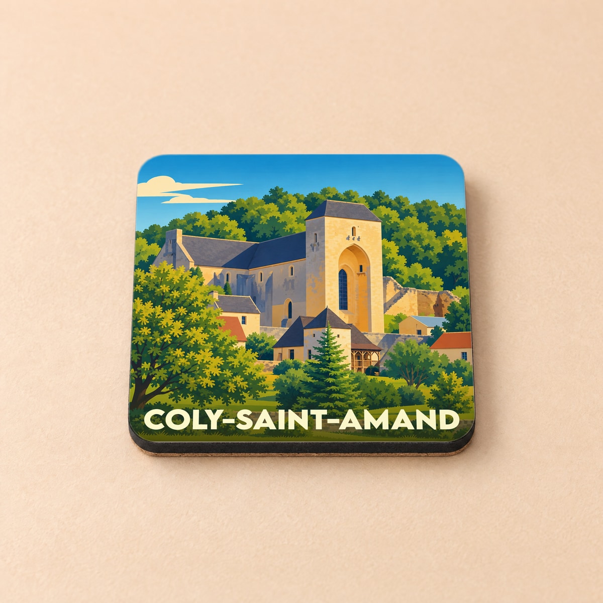 Dessous de verre souvenir de la ville de Coly-Saint-Amand avec une illustration stylisée de son église fortifiée.