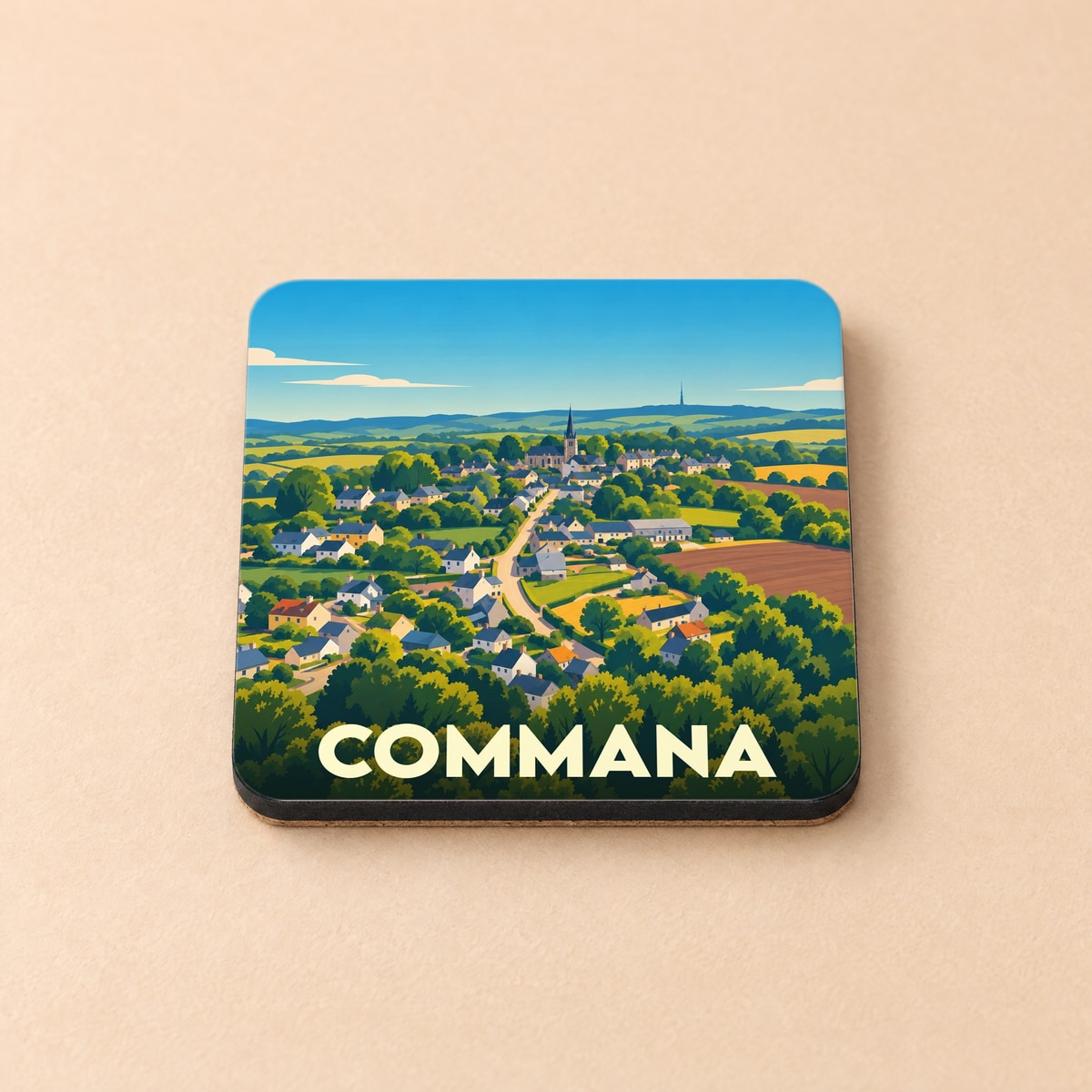 Dessous de verre souvenir de la ville de Commana avec une illustration stylisée d'un paysage de campagne.