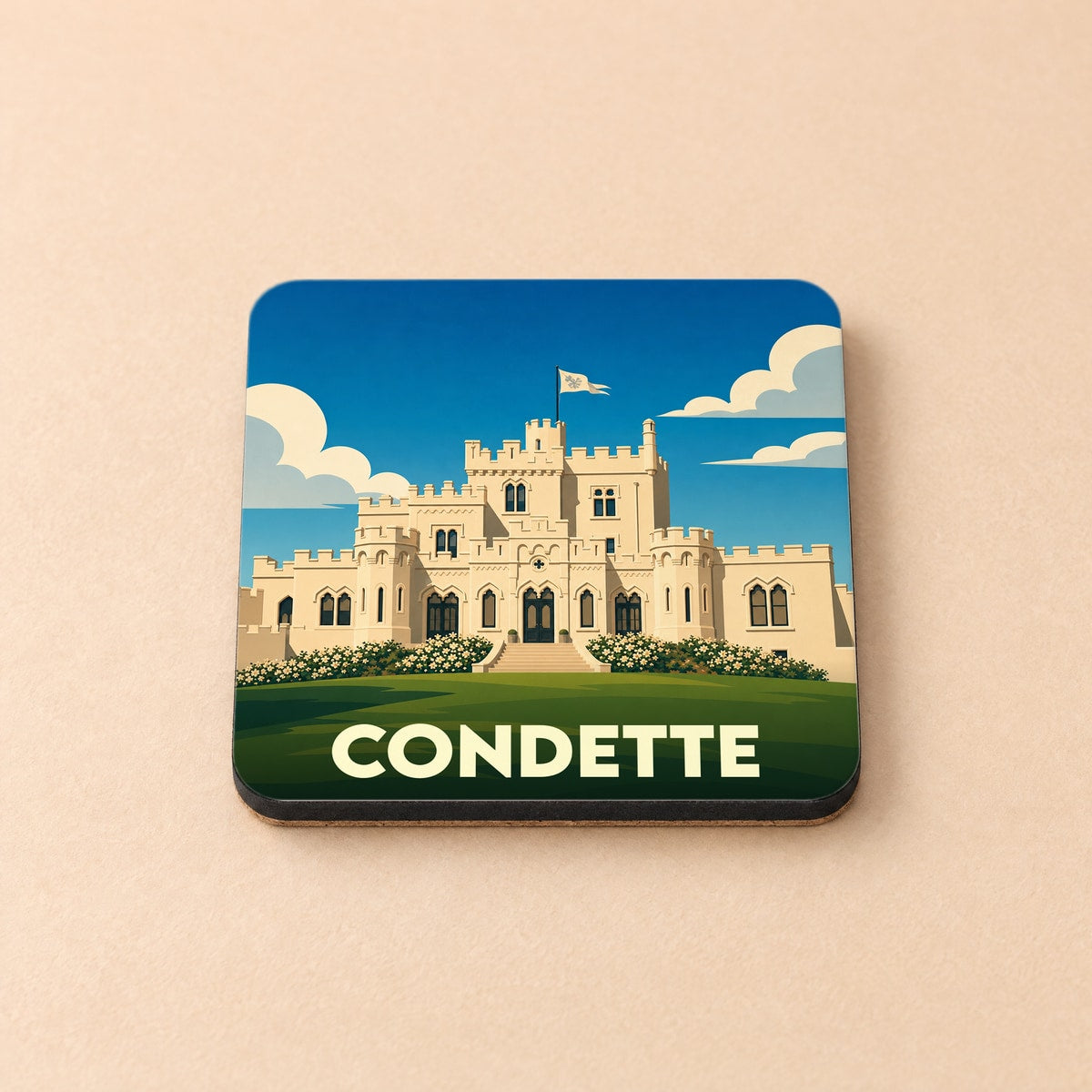 Dessous de verre souvenir de la ville de Condette avec une illustration stylisée de son château.