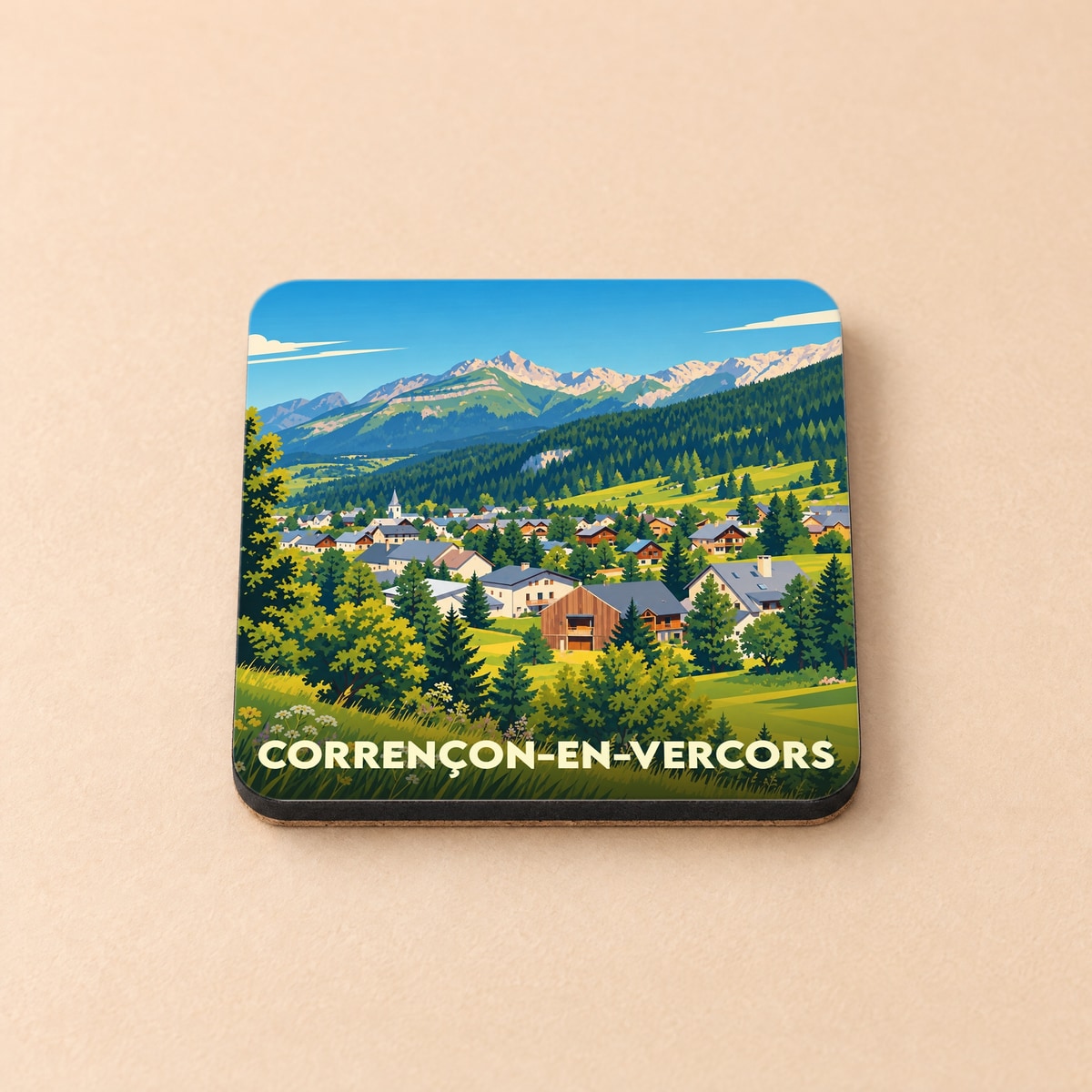 Dessous de verre souvenir de Corrençon-en-Vercors avec une illustration stylisée de la ville et des montagnes.