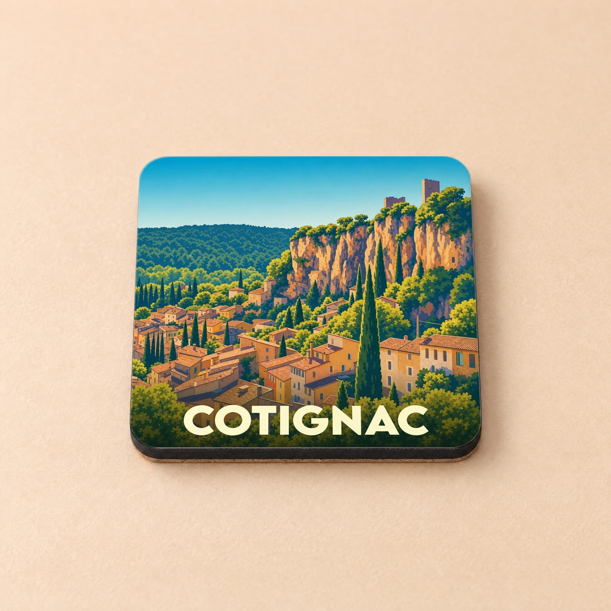 Dessous de verre souvenir de la ville de Cotignac avec une illustration stylisée de ses falaises et de ses maisons provençales.