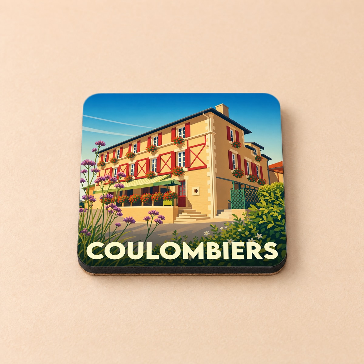Dessous de verre souvenir de la ville de Coulombiers avec une illustration stylisée d'une maison fleurie.
