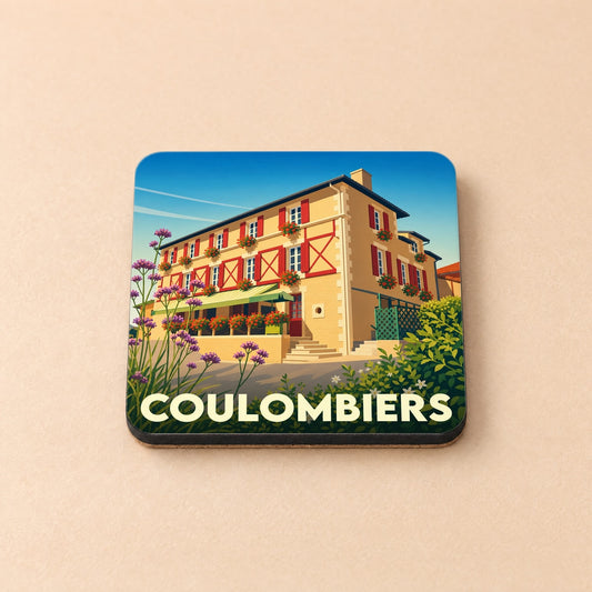 Dessous de verre souvenir de la ville de Coulombiers avec une illustration stylisée d'une maison fleurie.