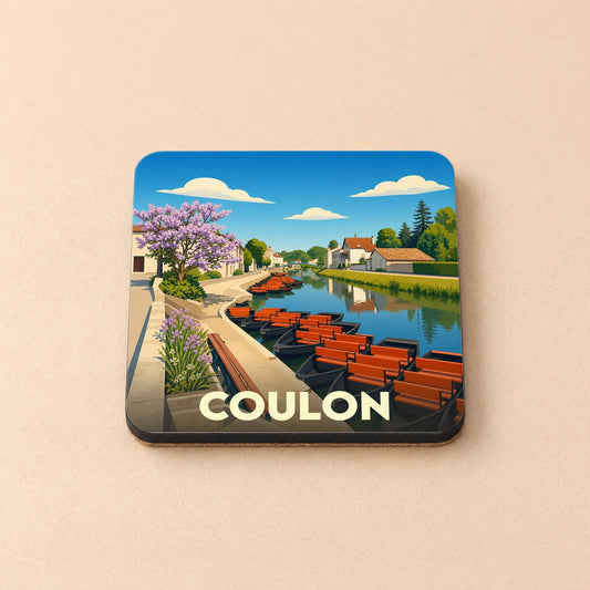 Dessous de verre souvenir de la ville de Coulon avec une illustration stylisée d'un canal bordé de barques traditionnelles.