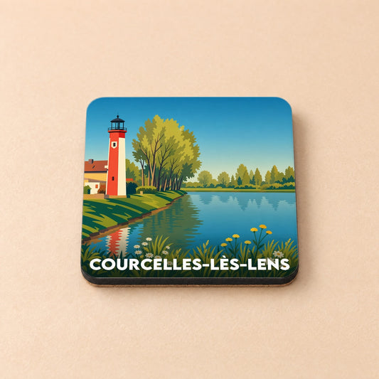 Dessous de verre souvenir de la ville de Courcelles-lès-Lens avec une illustration stylisée de phare au bord de l'eau.