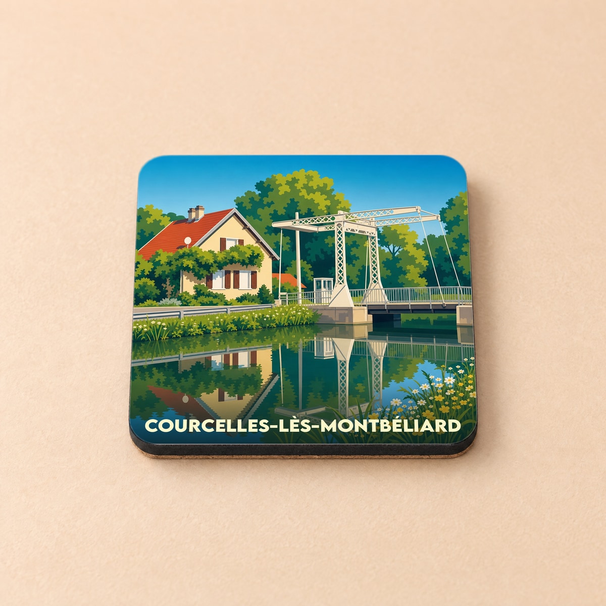 Dessous de verre souvenir de la ville de Courcelles-lès-Montbéliard avec une illustration stylisée d'un pont levant sur un canal.