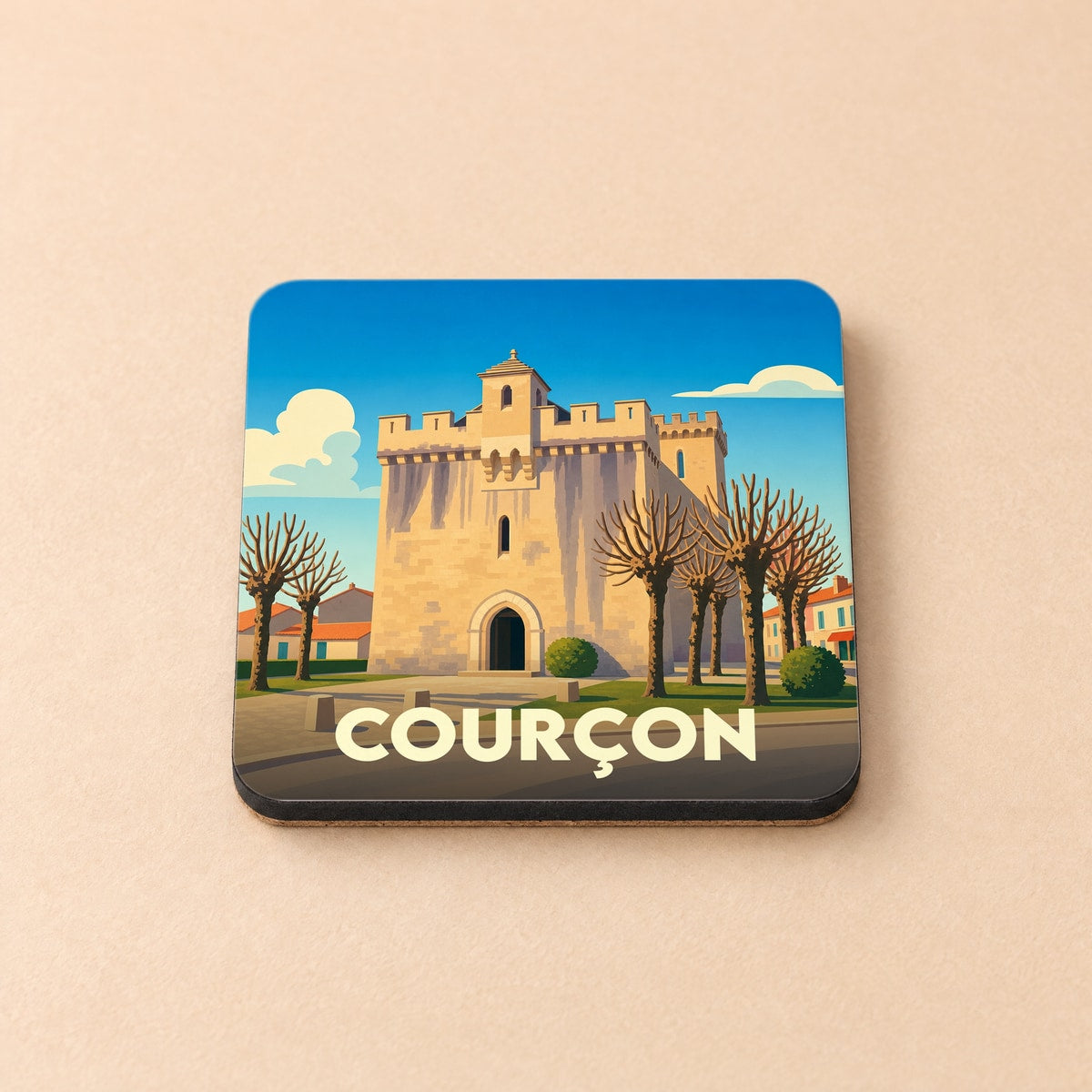 Dessous de verre souvenir de la ville de Courçon avec une illustration stylisée de son église fortifiée.