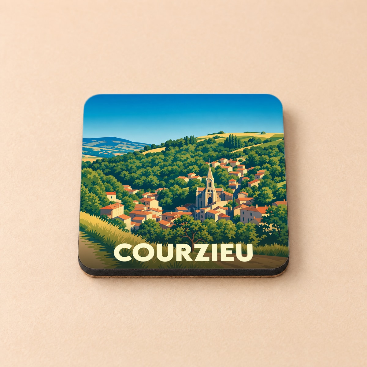 Dessous de verre souvenir de la ville de Courzieu avec une illustration stylisée d'un village vallonné.