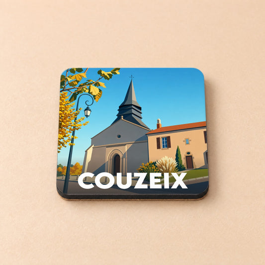 Dessous de verre souvenir de la ville de Couzeix avec une illustration stylisée d'une église sous un ciel bleu.