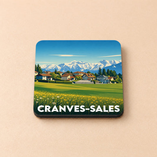 Dessous de verre souvenir de la ville de Cranves-Sales avec une illustration stylisée de montagnes et de prairies.
