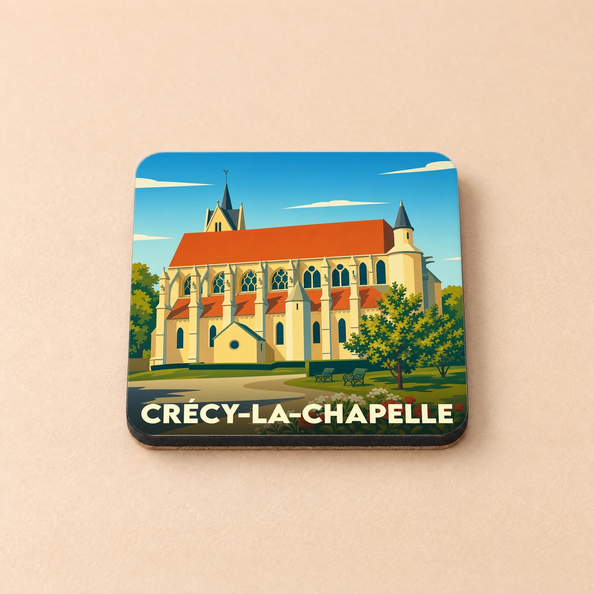 Dessous de verre souvenir de la ville de Crécy-la-Chapelle avec une illustration stylisée de sa collégiale.