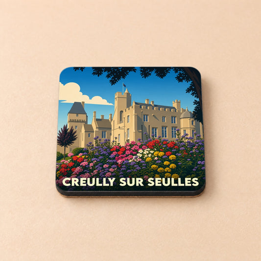Dessous de verre souvenir de la ville de Creully sur Seulles avec une illustration stylisée de son château et de jardins fleuris.