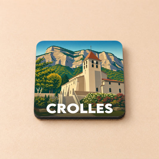 Dessous de verre souvenir de la ville de Crolles avec une illustration stylisée d'une église devant la Dent de Crolles.