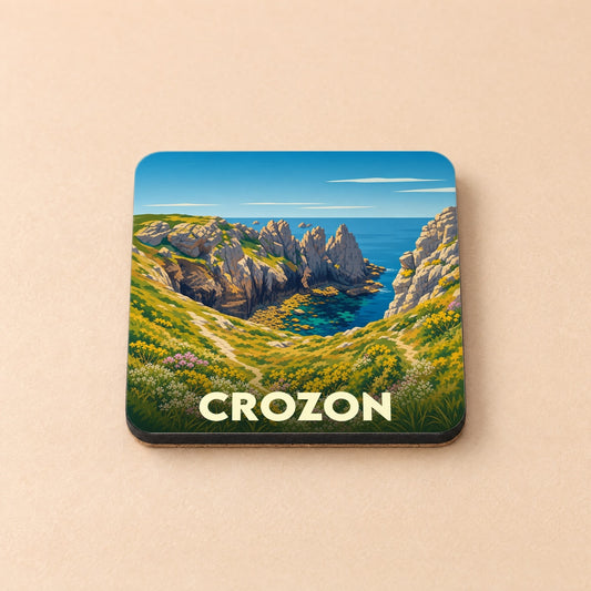Dessous de verre souvenir de la ville de Crozon illustré par un paysage côtier escarpé.
