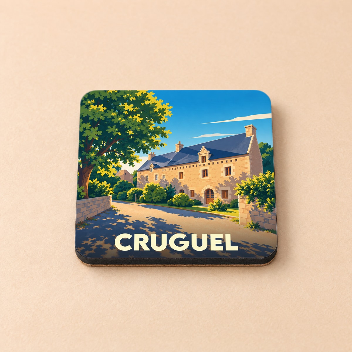 Dessous de verre souvenir de la ville de Cruguel avec une illustration stylisée d'une maison traditionnelle.