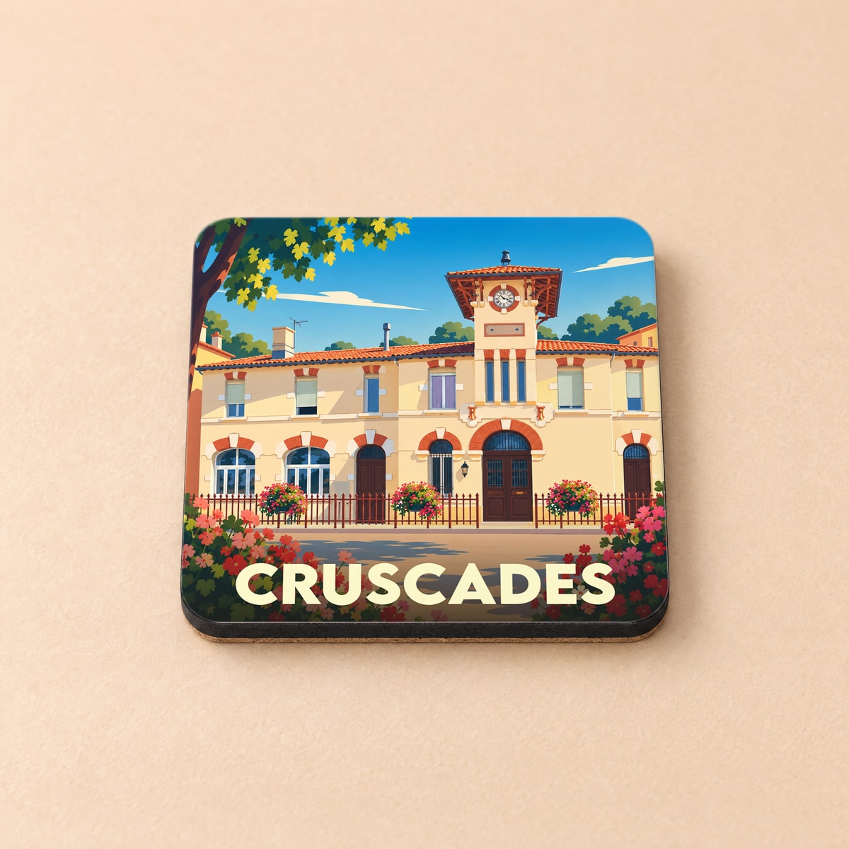 Dessous de verre souvenir de la ville de Cruscades avec une illustration stylisée de sa mairie fleurie.