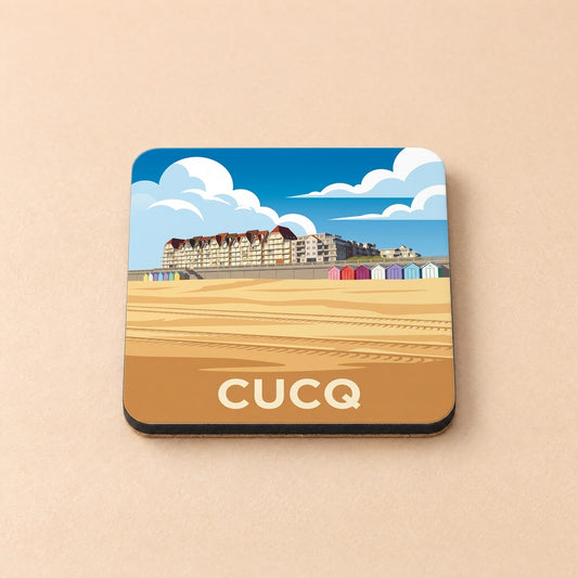Dessous de verre souvenir de la ville de Cucq avec une illustration stylisée de sa plage et de son architecture.
