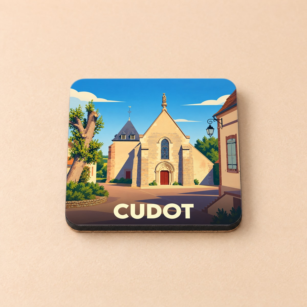 Dessous de verre souvenir de la ville de Cudot avec une illustration stylisée de son église.