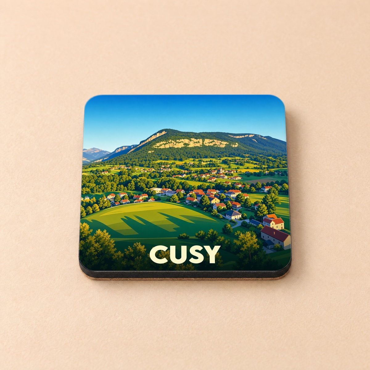 Dessous de verre souvenir de la ville de Cusy avec une illustration stylisée d'un paysage montagneux.