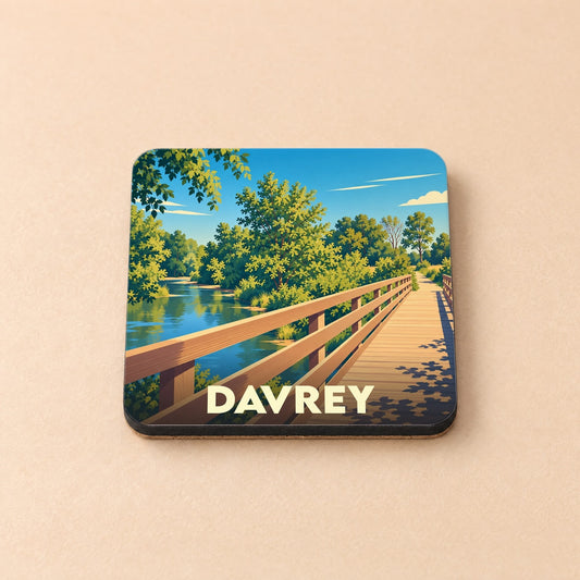 Dessous de verre souvenir de la ville de Davrey illustré par un pont en bois au-dessus d'une rivière calme et verdoyante.