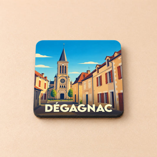 Dessous de verre souvenir de la ville de Dégagnac avec une illustration stylisée de son église et de ses maisons.